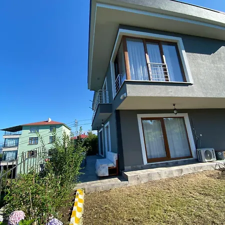 Deniz Ve Doga Manzarali Huzurun Tek Adresi 9 Yatakli- 4 Yatak Odali-3 Banyolu-3 Klimali Villa Gokcebel (Trabzon)